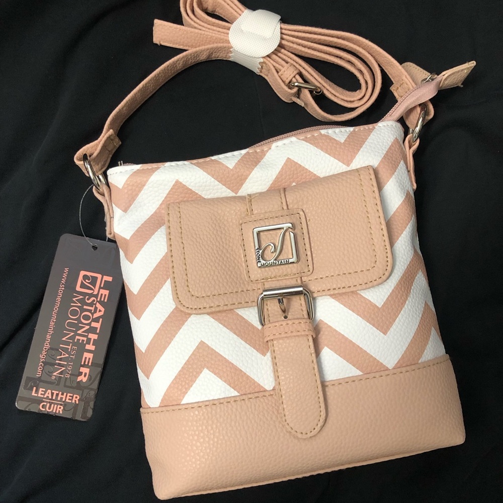 NWT Stone Mountain White/Blush Chevron Printed Pebbled Leather Crossbody—$169
